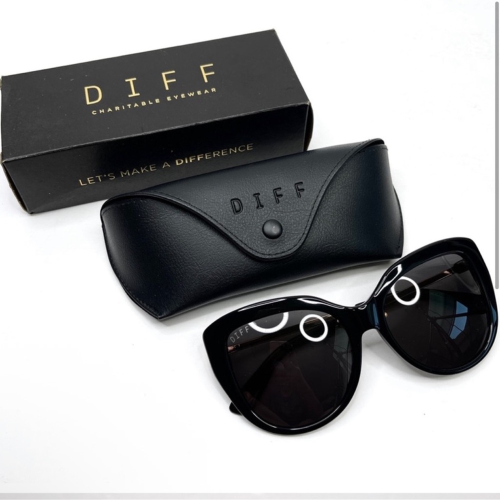 DIFF Eyewear NEW Avery Black Cat Eye Sunglasses NEW In Case And Box